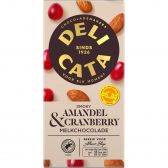 Delicata Melkchocolade reep met gerookte amandel en veenbessen